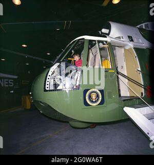 KN-C27683 31. März 1963 Wochenende in Camp David. John F. Kennedy Jr. sitzt im Cockpit des Hubschraubers Marine One in Camp David, 31. März 1963. Bitte nennen Sie „Robert Knudsen. Fotografien Des Weißen Hauses. John F. Kennedy Presidential Library and Museum, Boston' Stockfoto