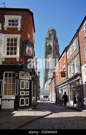 Church Street mit dem inzwischen geschlossenen Britannia Pub und dem Boston Stumpturm im Hintergrund an einem sonnigen Frühlingstag. Boston Lincolnshire Stockfoto