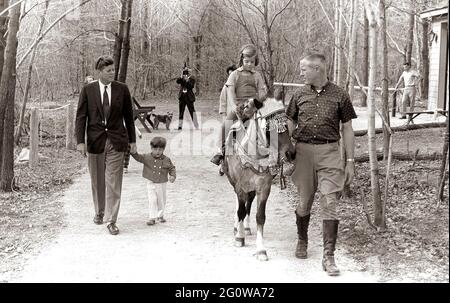 KN-27612 31 März 1963 Wochenende in Camp David. Präsident Kennedy, John F. Kennedy Jr., Caroline Kennedy (mit „Macaroni“), andere. Camp David, Maryland. Bitte nennen Sie „Robert Knudsen. Fotografien Des Weißen Hauses. John F. Kennedy Presidential Library and Museum, Boston' Stockfoto