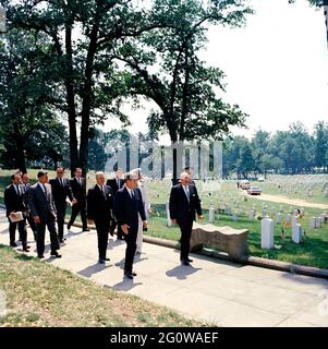 KN-C28845 30. Mai 1963 Gedenktag Zeremonien auf dem Nationalfriedhof von Arlington, 10:50AM Bitte schreiben Sie 'Robert Knudsen. Fotografien Des Weißen Hauses. John F. Kennedy Presidential Library and Museum, Boston' Stockfoto