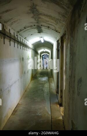 HELGOLAND, HELGOLAND, DEUTSCHLAND - 29. JULI 2019: Blick in einen der verbliebenen Bunkertunnel aus dem Zweiten Weltkrieg Stockfoto