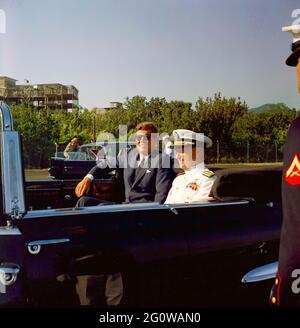 2. Juli 1963 Präsident John F. Kennedy und Admiral J.S. Russell in einer offenen Limousine. Nordatlantikvertragsorganisation (NATO), Neapel, Italien. Stockfoto