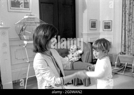 27. November 1962 First Lady Jacqueline Kennedy spielt mit ihrem Sohn John F. Kennedy, Jr. im Kindergarten des Weißen Hauses. Washington, D.C.