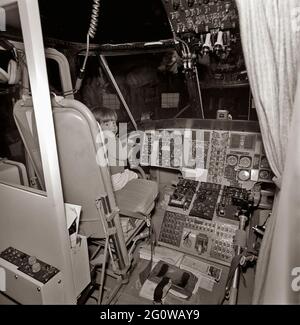 31. März 1963 Wochenende im Camp David. John F. Kennedy, Jr. sitzt auf dem Pilotensitz eines Hubschraubers in Camp David. Bitte nennen Sie „Robert Knudsen. Fotografien Des Weißen Hauses. John F. Kennedy Presidential Library and Museum, Boston' Stockfoto