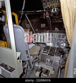 31. März 1963 Wochenende im Camp David. John F. Kennedy, Jr. sitzt auf dem Pilotensitz eines Hubschraubers in Camp David. Bitte nennen Sie „Robert Knudsen. Fotografien Des Weißen Hauses. John F. Kennedy Presidential Library and Museum, Boston' Stockfoto