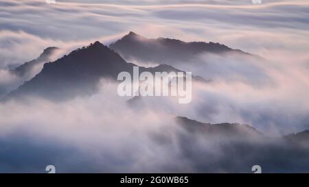 Nebliger Sonnenaufgang am Aussichtspunkt La Figuerassa (Berguedà, Katalonien, Spanien, Pyrenäen) ESP: Amanecer con niebla en el mirador de la Figuerassa Stockfoto