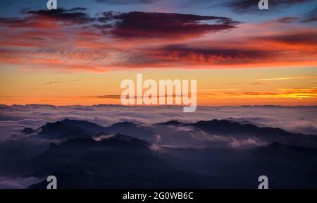 Nebliger Sonnenaufgang am Aussichtspunkt La Figuerassa (Berguedà, Katalonien, Spanien, Pyrenäen) ESP: Amanecer con niebla en el mirador de la Figuerassa Stockfoto