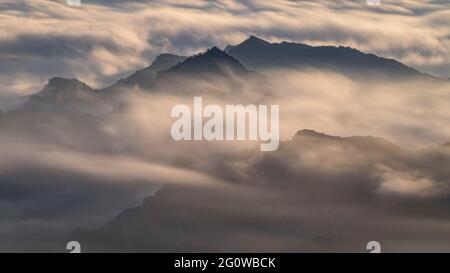 Nebliger Sonnenaufgang am Aussichtspunkt La Figuerassa (Berguedà, Katalonien, Spanien, Pyrenäen) ESP: Amanecer con niebla en el mirador de la Figuerassa Stockfoto