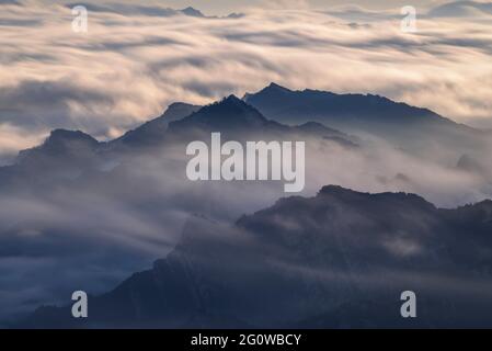 Nebliger Sonnenaufgang am Aussichtspunkt La Figuerassa (Berguedà, Katalonien, Spanien, Pyrenäen) ESP: Amanecer con niebla en el mirador de la Figuerassa Stockfoto