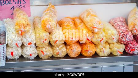 Nahaufnahme von buntem Popcorn und Süßigkeiten in Tüten an einem Karneval Stockfoto