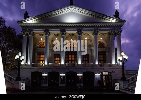 Sewastopol. Krim. Dezember 2021. Sewastopol Academic Russian Drama Theatre nach A.V. benannt Lunatscharski. Das Theater ist mit künstlichem beleuchtet Stockfoto