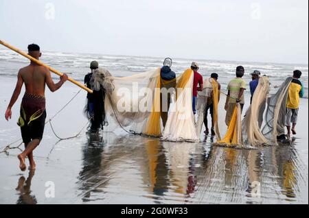 Pakistan. 3 2021. Juni: Am Donnerstag, den 03. Juni 2021, ziehen die Fischer ihr Fischfangnetz am Seaview Beach in Karachi aus dem Meer zurück. Kredit: Asianet-Pakistan/Alamy Live Nachrichten Stockfoto