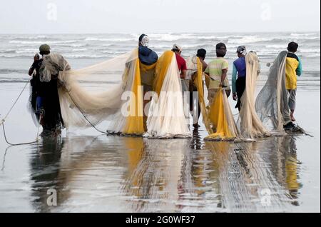 Pakistan. 3 2021. Juni: Am Donnerstag, den 03. Juni 2021, ziehen die Fischer ihr Fischfangnetz am Seaview Beach in Karachi aus dem Meer zurück. Kredit: Asianet-Pakistan/Alamy Live Nachrichten Stockfoto