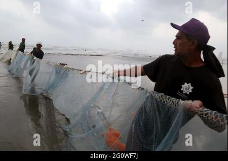 Pakistan. 3 2021. Juni: Am Donnerstag, den 03. Juni 2021, ziehen die Fischer ihr Fischfangnetz am Seaview Beach in Karachi aus dem Meer zurück. Kredit: Asianet-Pakistan/Alamy Live Nachrichten Stockfoto