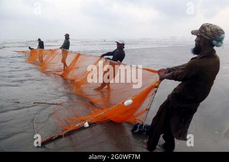 Pakistan. 3 2021. Juni: Am Donnerstag, den 03. Juni 2021, ziehen die Fischer ihr Fischfangnetz am Seaview Beach in Karachi aus dem Meer zurück. Kredit: Asianet-Pakistan/Alamy Live Nachrichten Stockfoto