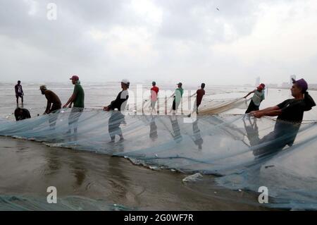 Pakistan. 3 2021. Juni: Am Donnerstag, den 03. Juni 2021, ziehen die Fischer ihr Fischfangnetz am Seaview Beach in Karachi aus dem Meer zurück. Kredit: Asianet-Pakistan/Alamy Live Nachrichten Stockfoto