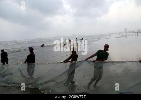 Pakistan. 3 2021. Juni: Am Donnerstag, den 03. Juni 2021, ziehen die Fischer ihr Fischfangnetz am Seaview Beach in Karachi aus dem Meer zurück. Kredit: Asianet-Pakistan/Alamy Live Nachrichten Stockfoto