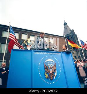 KN-C29238A 23. Juni 1963 Besuch von Präsident John F. Kennedy in Köln. Präsident Kennedy steht auf einem Rednerpodium mit dem Dolmetscher Robert H. Lochner an seiner Seite. Eunice Shrver und andere sehen die Rede des Präsidenten. Rathaus, Köln, Deutschland. Bitte nennen Sie „Robert Knudsen. Fotografien Des Weißen Hauses. John F. Kennedy Presidential Library and Museum, Boston' Stockfoto