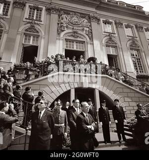 KN-C29295 23. Juni 1963 Präsident John F. Kennedy spricht auf dem Marktplatz an eine versammelten Menschenmenge, während er auf der Treppe des Rathauses steht. Foto: Präsident Kennedy, Dolmetscher Robert H. Lochner, Eunice Shrver (teilweise versteckt), Beamte und Zuschauer. Rathaus, Bonn, Deutschland. Bitte nennen Sie „Robert Knudsen. Fotografien Des Weißen Hauses. John F. Kennedy Presidential Library and Museum, Boston' Stockfoto