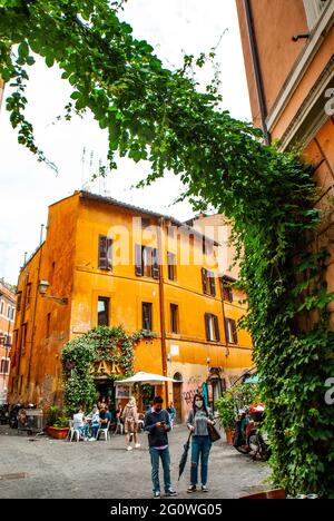 Gemütliche alte Straße in Trastevere im Mai 2021, Rom, Italien. Trastevere Viertel von Rom, am Westufer des Tibers, Architektur und Wahrzeichen der Stadt Stockfoto