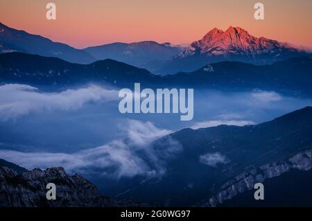 Die Region Pedraforca und Alt Berguedà bei einem Herbstaufgang vom Coll de Pal Aussichtspunkt aus gesehen (Provinz Barcelona, Katalonien, Spanien, Pyrenäen) Stockfoto