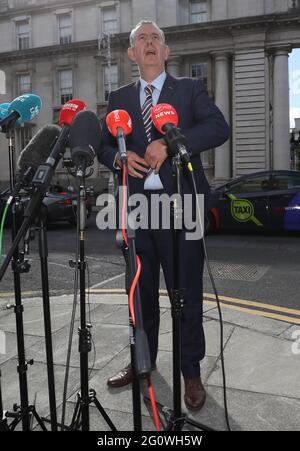 DUP-Führer Edwin Poots spricht vor seinem Treffen mit Taoiseach Micheal Martin mit den Medien, als er in den Regierungsgebäuden in Dublin eintrifft. Bilddatum: Donnerstag, 3. Juni 2021. Stockfoto