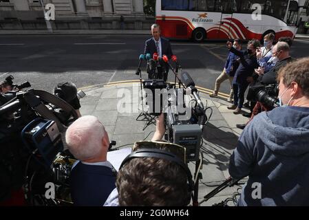 DUP-Führer Edwin Poots spricht vor seinem Treffen mit Taoiseach Micheal Martin mit den Medien, als er in den Regierungsgebäuden in Dublin eintrifft. Bilddatum: Donnerstag, 3. Juni 2021. Stockfoto