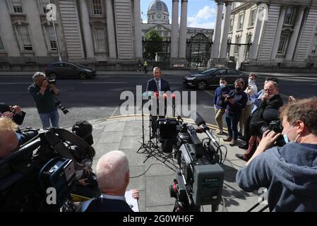 DUP-Führer Edwin Poots spricht vor seinem Treffen mit Taoiseach Micheal Martin mit den Medien, als er in den Regierungsgebäuden in Dublin eintrifft. Bilddatum: Donnerstag, 3. Juni 2021. Stockfoto