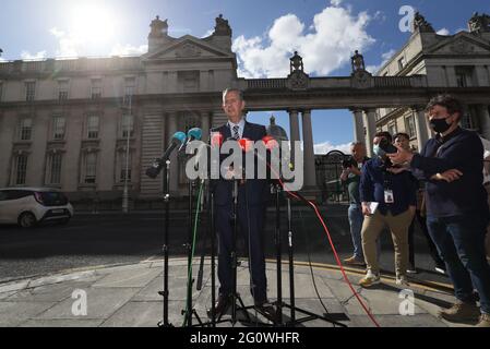 DUP-Führer Edwin Poots spricht vor seinem Treffen mit Taoiseach Micheal Martin mit den Medien, als er in den Regierungsgebäuden in Dublin eintrifft. Bilddatum: Donnerstag, 3. Juni 2021. Stockfoto