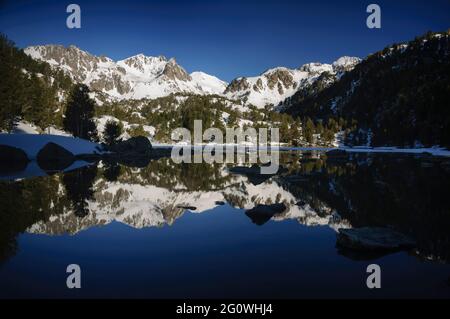 Ratera-See im Frühling (Nationalpark Aigüestortes i Estany de Sant Maurici, Katalonien, Spanien, Pyrenäen) Stockfoto