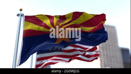 Die Flaggen des Staates Arizona und der Vereinigten Staaten winken im Wind. Demokratie und Unabhängigkeit. US-Bundesstaat. Nahtlose 3D-Animation Stockfoto