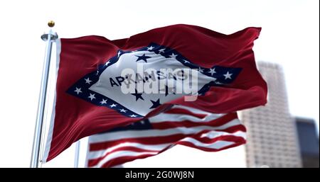 Die Flaggen des Staates Arizona und der Vereinigten Staaten winken im Wind. Demokratie und Unabhängigkeit. Südamerikanischer Staat. Stockfoto