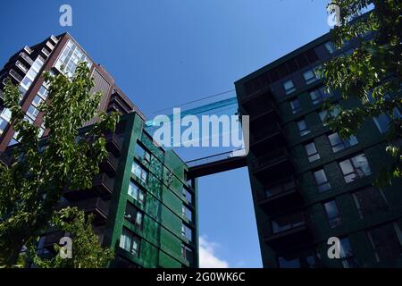 London, Großbritannien. Juni 2021. Embassy Gardens Sky Pool in Vauxhall an sonnigen Tagen. Kredit: JOHNNY ARMSTEAD/Alamy Live Nachrichten Stockfoto