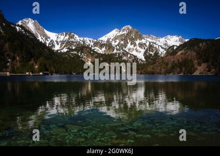 Sant Maurici See an einem Frühlingsmorgen (Aigüestortes und Sant Maurici Nationalpark, Katalonien, Pyrenäen, Spanien) Stockfoto