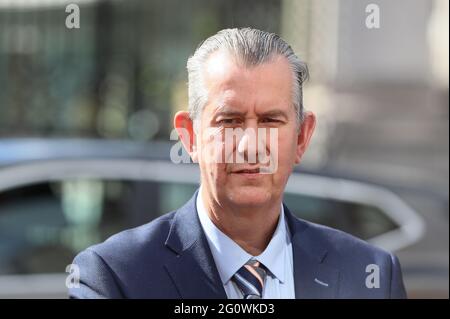 DUP-Führer Edwin Poots spricht vor seinem Treffen mit Taoiseach Micheal Martin mit den Medien, als er in den Regierungsgebäuden in Dublin eintrifft. Bilddatum: Donnerstag, 3. Juni 2021. Stockfoto