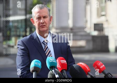 DUP-Führer Edwin Poots spricht vor seinem Treffen mit Taoiseach Micheal Martin mit den Medien, als er in den Regierungsgebäuden in Dublin eintrifft. Bilddatum: Donnerstag, 3. Juni 2021. Stockfoto