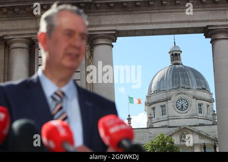 DUP-Führer Edwin Poots spricht vor seinem Treffen mit Taoiseach Micheal Martin mit den Medien, als er in den Regierungsgebäuden in Dublin eintrifft. Bilddatum: Donnerstag, 3. Juni 2021. Stockfoto