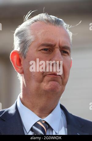 DUP-Führer Edwin Poots spricht vor seinem Treffen mit Taoiseach Micheal Martin mit den Medien, als er in den Regierungsgebäuden in Dublin eintrifft. Bilddatum: Donnerstag, 3. Juni 2021. Stockfoto