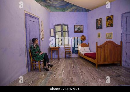 London, Großbritannien. Juni 2021. Van Gogh Alive Highlights - Vincent's Bedroom: Nach dem Besuch der SENSORY4 Gallery haben Besucher die Möglichkeit, eine lebensgroße Darstellung von ‘Van Gogh's Bedroom' - einem seiner berühmtesten Kunstwerke - zu besichtigen. Quelle: Paul Quezada-Neiman/Alamy Live News Stockfoto