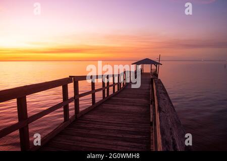 Die Sonne untergeht über Mobile Bay, gesehen von Fairhope, AL, USA, am 4. November 2020. Stockfoto