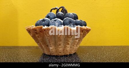 Mürbeteigkuchen mit großen frischen Heidelbeeren, bestreut mit Puderzucker Stockfoto