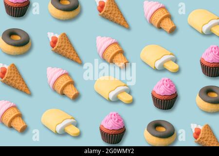 Kreative Dessertmuster und Süßspeisen. Eis, Eis, Donuts, Cupcakes auf blauem Hintergrund. Sommer- und Süßigkeitenkonzept. Abbildung 3d. Stockfoto