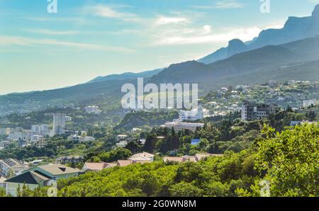 Panoramablick auf den Berghang mit Hotels und Gebäuden, die Südküste der Krim Stockfoto