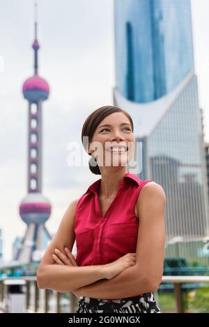 Glückliche chinesische Geschäftsfrau - Shanghai City China Stockfoto