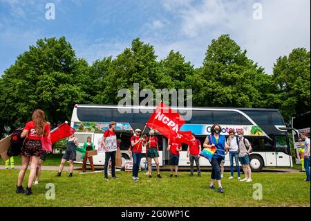 Den Haag, Niederlande. Juni 2021. Die Studenten kommen mit dem Bus an den Ort des Streiks.die Studentenverbände LSVb (Landelijke Studentenvakbond, was die nationale Studentenvereinigung bedeutet) und FNV (Federatie Nederlandse Vakbeweging, was die Föderation der niederländischen Gewerkschaften bedeutet) Young and United organisierte einen landesweiten Studentenstreik im Malieveld in Den Haag, wo sich Tausende von Studenten versammelten, um ein Ende des Kreditsystems, ein schuldenfreies Grundgeld und eine Entschädigung für alle Jahre, die sie sich leihen mussten, zu fordern. Kredit: SOPA Images Limited/Alamy Live Nachrichten Stockfoto