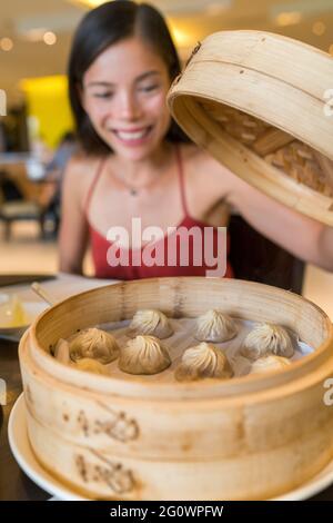 Restaurantfrau, die chinesische Knödel in shanghai isst Stockfoto