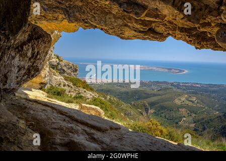 Blick auf die Punta de la Banya des Ebro-Deltas, von der Höhle Foradada aus gesehen, in der Serra de Montsià Range (Tarragona, Katalonien, Spanien) Stockfoto
