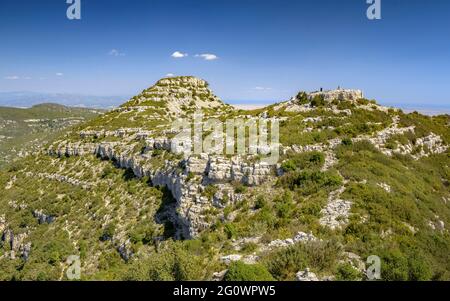 Blick vom Kamm der Serra de Montsià auf den Berg und im Hintergrund auf das Ebro-Delta (Tarragona, Katalonien, Spanien) Stockfoto