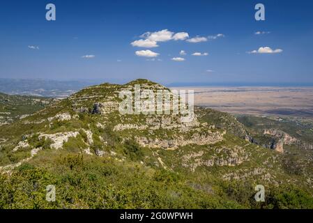 Blick vom Kamm der Serra de Montsià auf den Berg und im Hintergrund auf das Ebro-Delta (Tarragona, Katalonien, Spanien) Stockfoto