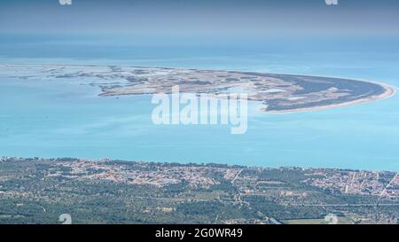 Blick vom Gipfel der Torreta de Montsià auf das Ebro-Delta und die Insel Punta de la Banya (Tarragona, Katalonien, Spanien) Stockfoto